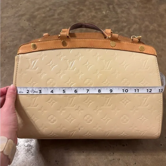 AUTHENTIC- Louis Vuitton Brea MM in Blanc Corail Vernis - Picture 11 of 15